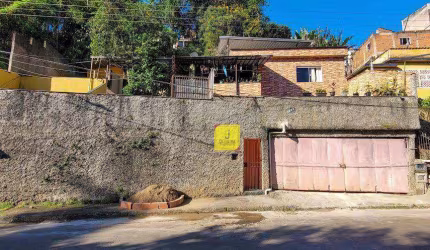 Imóvel com 3 casas, sendo duas de 2 quartos, e uma kitnet - no São Pedro.