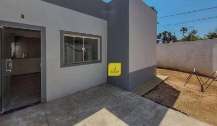 Casa individual e linear, com 2 quartos, garagem e quintal, no Residencial Renascença