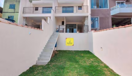 Linda casa de 2 quartos com suíte, área gourmet, quintal e garagem