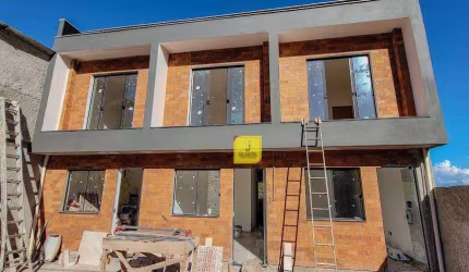 Casa com 2 quartos, 2 banheiros, quintal e garagem no Parque Independência
