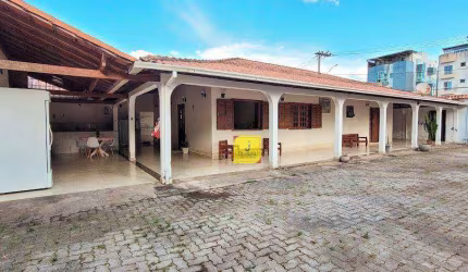 Casa linear com 3 suítes e espaço gourmet, em terreno de 500m² no Marilândia