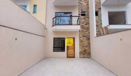 Casa com 3 suítes, 2 vagas e quintal no Jardim dos Alfineiros / Nova Era