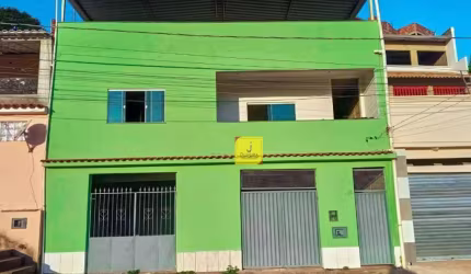 Casa de 2 quartos e 2 vagas de garagem, com quintal no Bairro Santa Cruz.