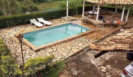 Excelente granja com casa de 5 quartos, piscina, luz da Cemig, várias garagens, e terreno de 3.600m², no Ribeirão do Carmo.