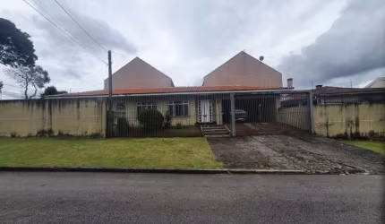 Excelente residência de esquina à venda no bairro Uberaba-Curitiba-PR.