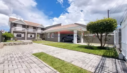 Imperdível Sobrado à Venda em Curitiba-PR, Bairro Uberaba: 3 quartos, 1 suíte, 3 salas, 4 banheiros, 2 vagas de garagem, 230m² de área.