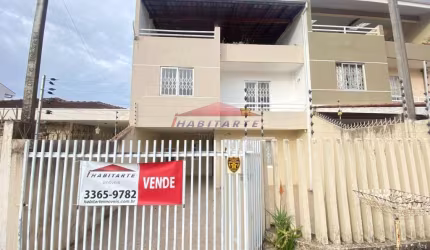Sobrado à venda ou locação em Curitiba-PR, no Boqueirão: 3 quartos, 1 suíte, 2 salas, 3 vagas, 123,50m². Venha conferir!