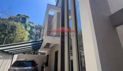 Lindo Sobrado Triplex Localizado no bairro POrtão-Curitiba-PR