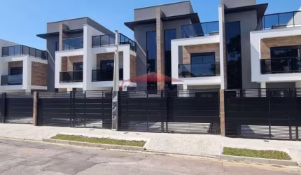 Lindo Sobrado Triplex localizado no bairro Uberaba-Curitiba-PR