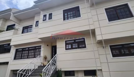 Òtimo sobrado triplex localizado no bairro Bacacheri- Curitiba-PR