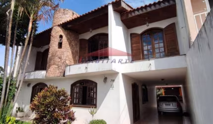 Imperdível oportunidade: Casa à venda em Curitiba-PR, no bairro Xaxim, com 5 quartos, 1 suíte, 2 salas, 3 banheiros, 3 vagas de garagem e 270m².