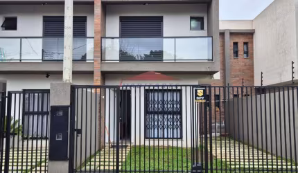 Lindo sobrado à venda em Curitiba-PR: 3 quartos, 1 suíte, 2 salas, 3 banheiros, 2 vagas de garagem. Confira!