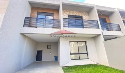 Sobrado à venda em Curitiba-PR, bairro Uberaba: 3 quartos, 1 suíte, 1 sala, 2 vagas de garagem, 124m². Venha conhecer!