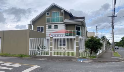 Imperdível sobrado à venda em Curitiba-PR, bairro Cajuru! Com 4 quartos, 2 suítes, 1 sala, 4 banheiros e 4 vagas de garagem.