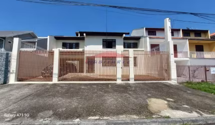 Sobrado de Luxo com 3 quartos e 2 suítes em Cajuru, Curitiba-PR: 450m², 2 salas, 5 banheiros e 4 vagas. Imperdível!