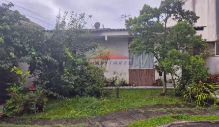 Imperdível oportunidade: Casa à venda em Curitiba-PR, com 3 quartos, 1 suíte e 2 vagas de garagem no Uberaba!