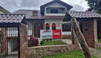 Casa à venda em Curitiba-PR, bairro Uberaba: 3 quartos, 1 suíte, 2 salas, 3 banheiros, 4 vagas de garagem!
