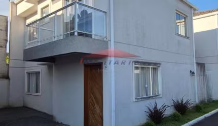 Imperdível Sobrado à Venda em Curitiba-PR, Hauer: 3 quartos sendi 1 suíte, 1 sala, 3 banheiros, 2 vagas de garagem, 106,20 m².