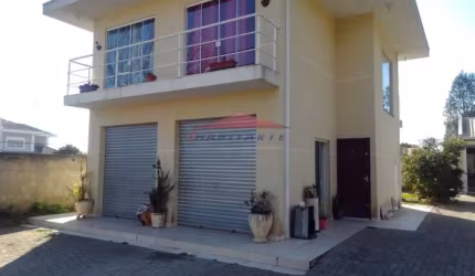 Sobrado de 2 quartos no Guatupê: venda ou locação em São José dos Pinhais-PR - 59m², 6 vagas de garagem.