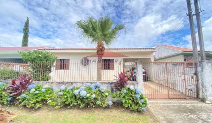 Excelente oportunidade: Casa à venda em Curitiba-PR, bairro Guabirotuba, 4 quartos, 2 salas, 1 banheiro, 1 vaga, 173,10 m².