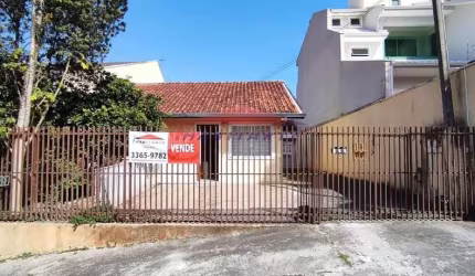Imperdível: Casa à venda em Curitiba-PR, bairro Uberaba! 2 quartos, 2 salas, 1 banheiro, 1 vaga de garagem, 76,87 m².