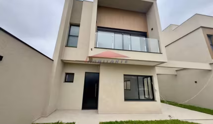 Imperdível Sobrado com 3 Suítes e 4 Vagas de Garagem no Uberaba, Curitiba-PR - Confira!