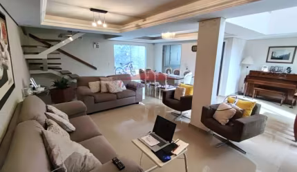 Imperdível Sobrado à Venda em Curitiba-PR, Bairro Guabirotuba: 3 Quartos, 2 Suítes, 2 Salas, 4 Banheiros, 3 Vagas, 264,29m².