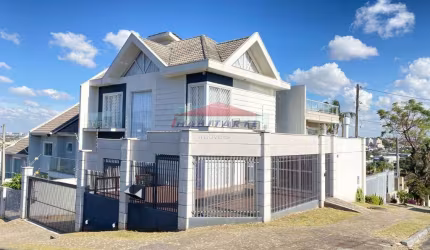 Sobrado à venda em Curitiba-PR, bairro Uberaba: 3 quartos, 1 suíte, 3 salas, 4 banheiros, 4 vagas, 260m²!