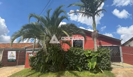 Casa com kitinetes e amplo terreno à venda, localizada no bairro Chapada