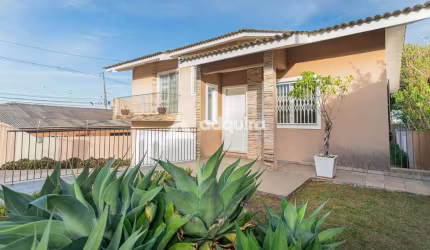 Casa aconchegante com lindo quintal, churrasqueira e pergolado, 180m² de casa e 495m² de terreno à