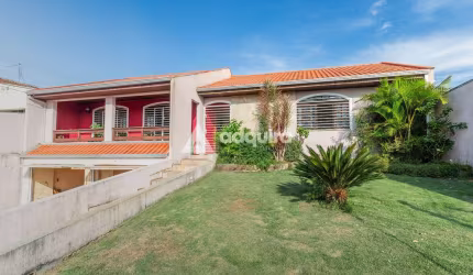 Casa com Piscina e Amplo Terreno à venda, 495m² de terreno e  257,22m² de área construída,  bem loc