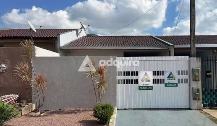 Casa à venda, muito bem conservada e arejada, em ótima localização no Cara-cará
