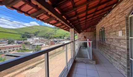 Casa com piscina a venda no Caladinho
