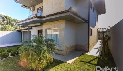 Linda residência de 02 pavimentos no Bairro mais charmoso de Rio Negro... 290m2 de construção