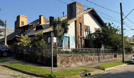 Linda Casa Localizada no Loteamento Panorâmico, no Centro de Garopaba!