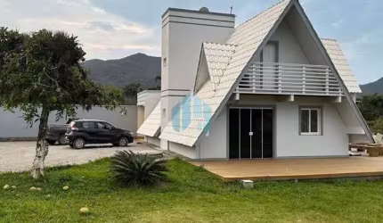 Linda Casa em Amplo Pátio, a 2 km da Praia da Barra e 5 km do Centro de Garopaba!