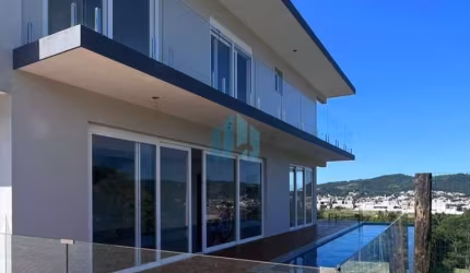 Linda Casa Nova de Alto Padrão, com Vista p/ Mar, em Garopaba!