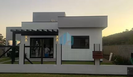 Bela Casa Localizada no Bairro Ressacada, em Garopaba!