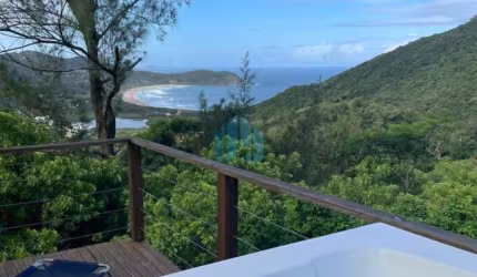 Linda Casa com Vista Perene p/ Mar, na Praia do Silveira, em Garopaba!