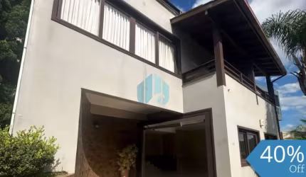 Bela Casa Localizada no Loteamento Jardim Panorâmico, no Centro de Garopaba!