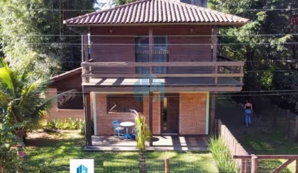 Bela Casa em Condomínio Fechado em Frente à Surfland, na Praia do Rosa!
