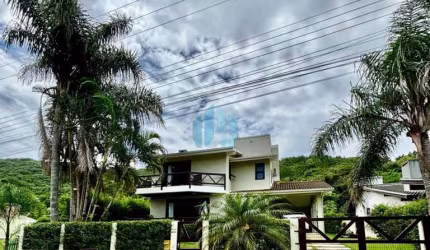 Linda Casa Localizada no Loteamento Panorâmico, no Centro de Garopaba!