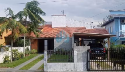 Casa Localizada no Centro de Garopaba, a 1.500 m da Praia Central!