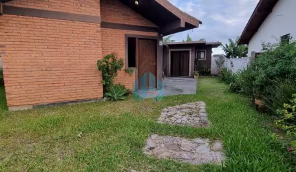 Bela Casa Térrea a 900 m do Centro de Garopaba!