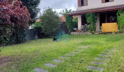 Casa em Amplo Pátio Localizada no Bairro Ambrósio, em Garopaba!