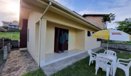 Bela Casa Localizada no Loteamento Village, a Poucos Minutos do Centro de Garopaba!