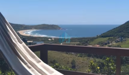 Bela Casa com Vista p/ Mar, Localizada na Praia do Silveira, em Garopaba!