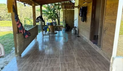 Bela Casa Localizada no Bairro Areias de Palhocinha, Próxima ao Centro de Garopaba!