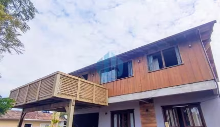 Casa na Praia do Rosa, Próxima de Todo o Comércio, da Surfland e Praias da Região, em Garopaba!