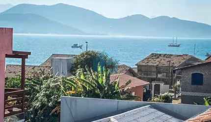 Casa no Centro Histórico, a Apenas 200 m da Praia Central de Garopaba!